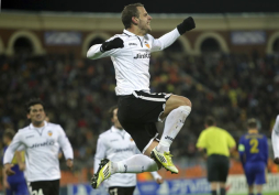 Un hat-trick de Soldado da la victoria al Valencia