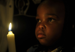 Mandela vive a través de respirador