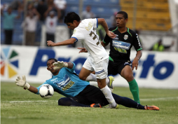 Olimpia receta una paliza al Marathón y se hace con el liderato