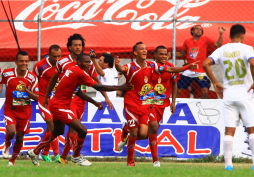 Real Sociedad vence a Olimpia y se ilusiona con su primer título