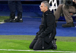 Mourinho acabó de rodillas en el Bernabéu