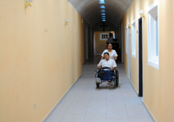Un cura francés regala un hospital de lujo a los pobres de Honduras
