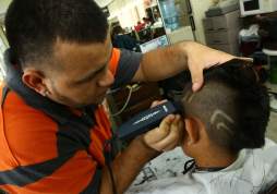 Diseñan hasta garrobos en cabezas de sus clientes