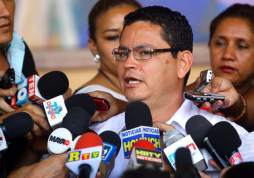 Ministro de Educación vincula a dirigentes en robo de computadoras