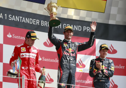 Webber arrebata la victoria a Alonso en Silverstone en el último suspiro