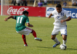 Honduras arranca un aguerrido y valioso empate a México