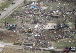 Diez tornados en Texas deja al menos seis muertos y 100 heridos