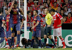 VIDEO: Escalofriante lesión de Carles Puyol en el codo izquierdo