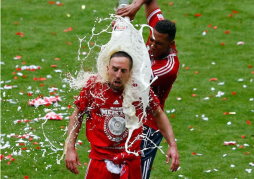 Ribéry deja de hablarle a Boateng por bañarle en cerveza