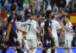 Cristiano reanima al Real Madrid y aplaza el título liguero del Barça