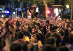 Centenares de aficionados del Atlético celebran el título copero