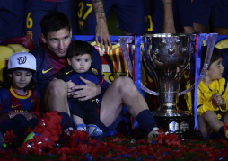 Fotos: Messi festejó la conquista del Barcelona con su hijo Thiago