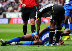 Maynor Figueroa se lesiona y sale en camilla