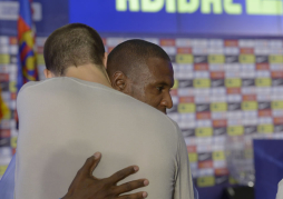 Jugadores del Barcelona se despiden de Abidal entre lágrimas