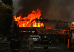 Bomberos enfrían escombros de instalación del ICF