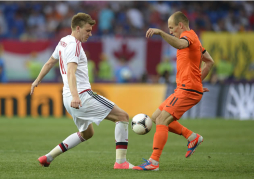 Dinamarca da la primera sorpresa venciendo a Holanda