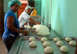 Elaborando pan llevan asistencia a familias y hogares desposeídos