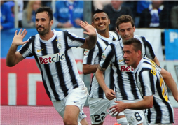 Juventus y Milan cumplen y dejan abierta la lucha por el 'Scudetto'