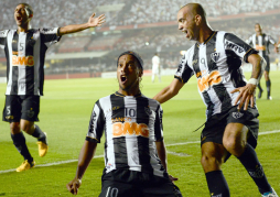 Atlético Mineiro y Ronaldinho toman ventaja sobre Sao Paulo