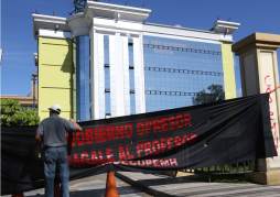 Maestros protestan por deducciones salariales en la capital de Honduras