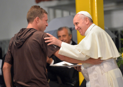 En una favela, el Papa reclama inclusión social y alienta contra la corrupción