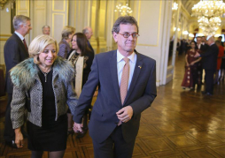 Embajador de EUA en Bélgica investigado por su supuesta relación con prostitutas