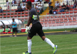 Donis Escober paró el partido para ir al baño