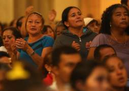 Hondureños oran por la paz en la alborada a la Virgen de Suyapa