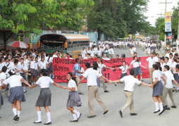 Estudiantes del Reyes protestan por Bono de transporte