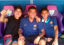 Dani Alves y Neymar, bailando en el banquillo