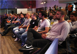 Jugadores del Barcelona se despiden de Abidal entre lágrimas