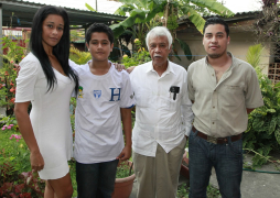 A los ocho años hizo su primera guitarra