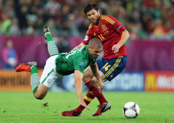 España recupera su fútbol y golea sin problemas a Irlanda