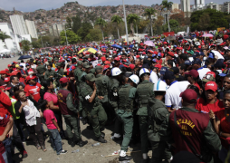 Desmayos y largas filas en Venezuela para ver a Chávez