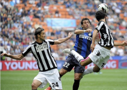 Napoli se descuelga del liderato, mienrtas Milán e Inter pinchan