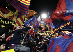 Fumata azulgrana, delirio en el Camp Nou