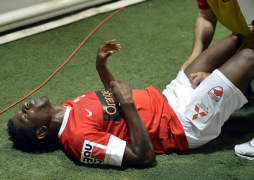 Edgard Álvarez se lesiona en su primer juego con el Dinamo de Bucarest