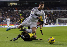 Real Madrid golea medio dormido y sigue a ocho puntos del Barça
