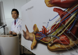 Soldado deseoso de usar brazos trasplantados