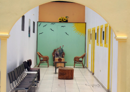 Un cura francés regala un hospital de lujo a los pobres de Honduras