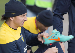 Ibrahimovic: 'Balotelli le pega más el Barça, equipo mediocre, jugador mediocre”