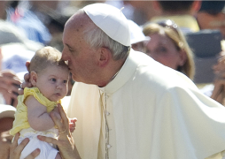 Papa Francisco besa a niña hondureña en la Plaza de San Pedro