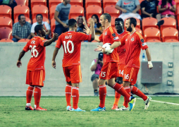 Houston Dynamo lidera su grupo con un sufrido triunfo