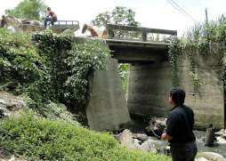 Piden reconstrucción de puente en Guaymas