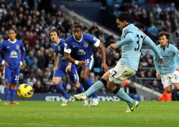 Tévez salva de penal un empate para el Manchester City