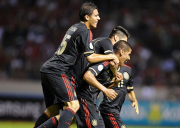 México doblega a Costa Rica y pone un pie en la siguiente fase