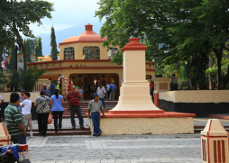 Prometen seguridad y orden en parque central recuperado