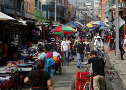 Buhoneros aglomeran las calles del centro de San Pedro Sula