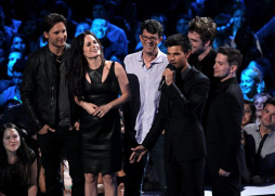 Robert Pattinson presenta trailer de 'Amanecer 2' sin Kristen Stewart