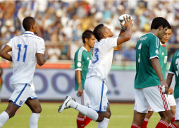Honduras arranca un aguerrido y valioso empate a México